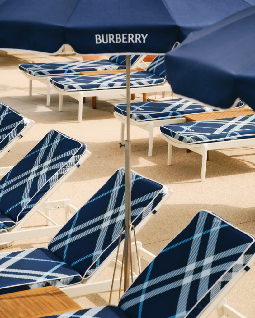 Burberry installe son motif Check sur la Riviera des Fitzgerald 25 Burberry x Belles Rives Hotel