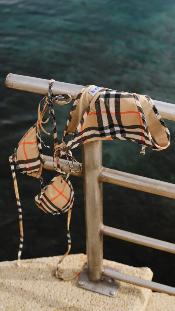 Burberry installe son motif Check sur la Riviera des Fitzgerald 37 Burberry x Belles Rives Hotel12