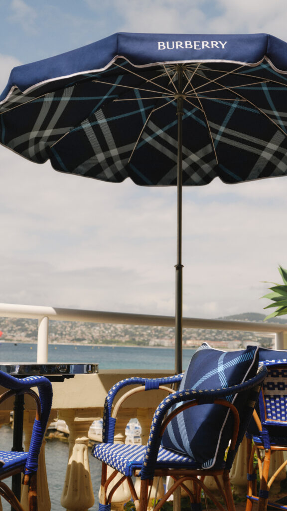 Burberry installe son motif Check sur la Riviera des Fitzgerald 38 Burberry x Belles Rives Hotel13