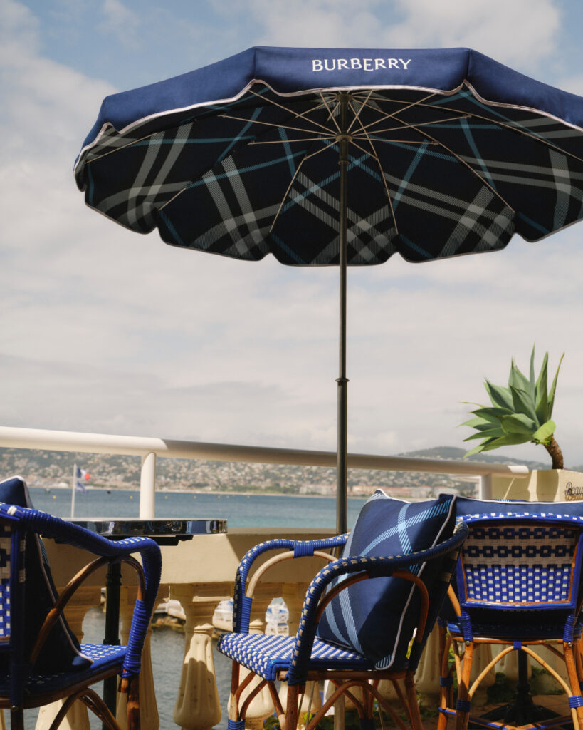 Burberry installe son motif Check sur la Riviera des Fitzgerald 30 Burberry x Belles Rives Hotel5