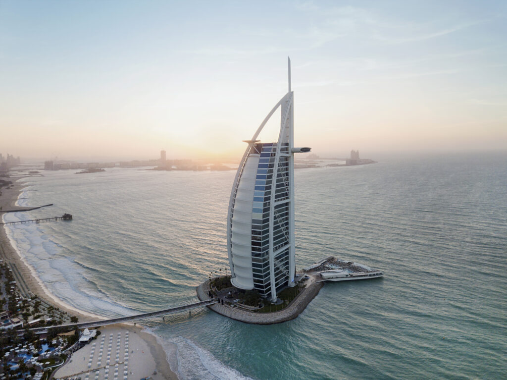 Jumeirah Burj Al Arab, la restauration d’un symbole de Dubaï 25 Burj Al Arab Jumeirah Aerial at Sunset