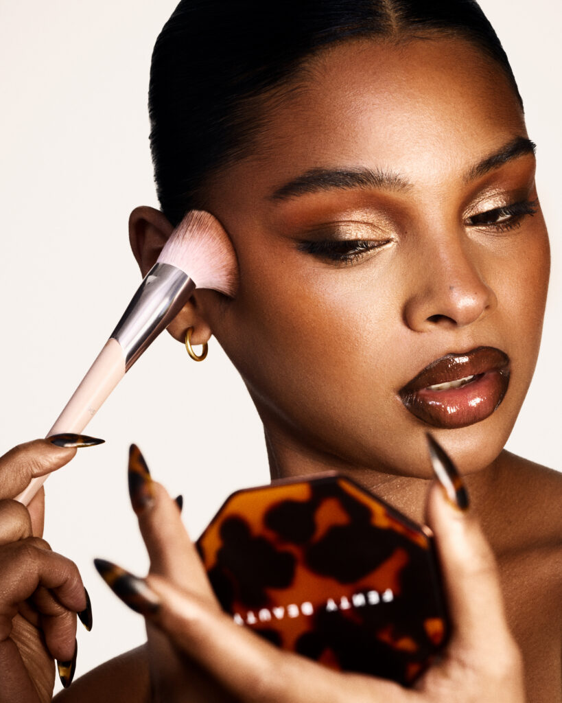 Fenty Beauty explore la texture comme langage avec le Sun Stalk’r Soufflé Pressed Mousse Cream Bronzer 25 FB SPR26 T2BEAUTY RECIPE SUNSTALKR SOUFFLE BROWNBUTTR LOOK2 FAITH 197 2000X2500 300DPI