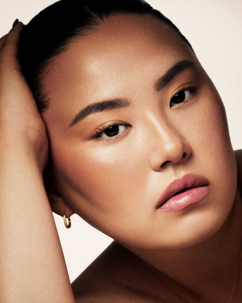Fenty Beauty explore la texture comme langage avec le Sun Stalk’r Soufflé Pressed Mousse Cream Bronzer 27 FB SPR26 T2BEAUTY SUNSTALKR SOUFFLE BISCOTTI LOOK1 SARAH 150 2000X2500 300DPI