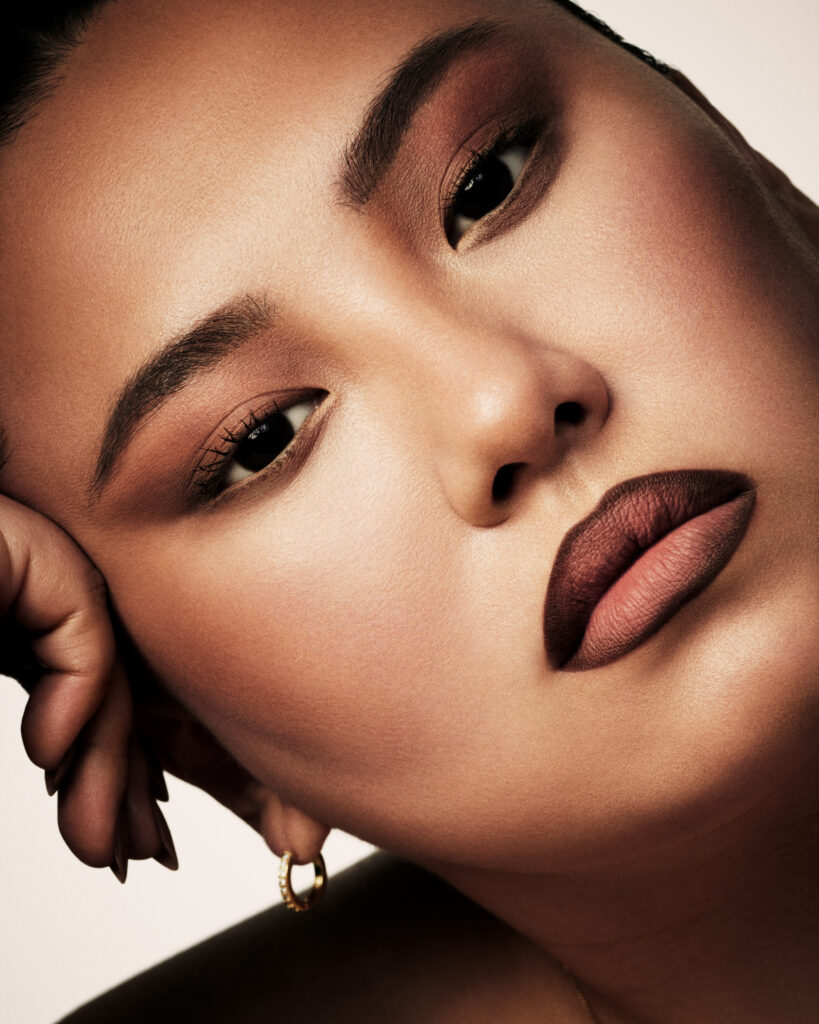 Fenty Beauty explore la texture comme langage avec le Sun Stalk’r Soufflé Pressed Mousse Cream Bronzer 28 FB SPR26 T2BEAUTY SUNSTALKR SOUFFLE BISCOTTI LOOK2 SARAH 042 2000X2500 300DPI