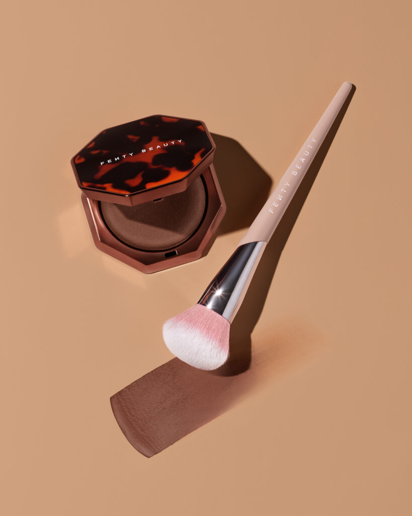 Fenty Beauty explore la texture comme langage avec le Sun Stalk’r Soufflé Pressed Mousse Cream Bronzer 35 FB SPR26 T2PRODUCT EDITORIAL SUNSTALKR SOUFFLE SWEETTRUFFLE BLENDINGBRUSH 185 2000X2500 300DPI