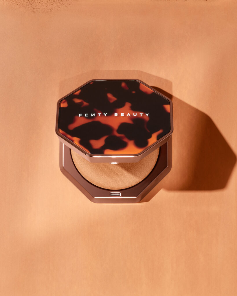 Fenty Beauty explore la texture comme langage avec le Sun Stalk’r Soufflé Pressed Mousse Cream Bronzer 29 FB SPR26 T2PRODUCT EDITORIAL SUNSTALKR SOUFFLE BISCOTTI HERO 2000X2500 300DPI