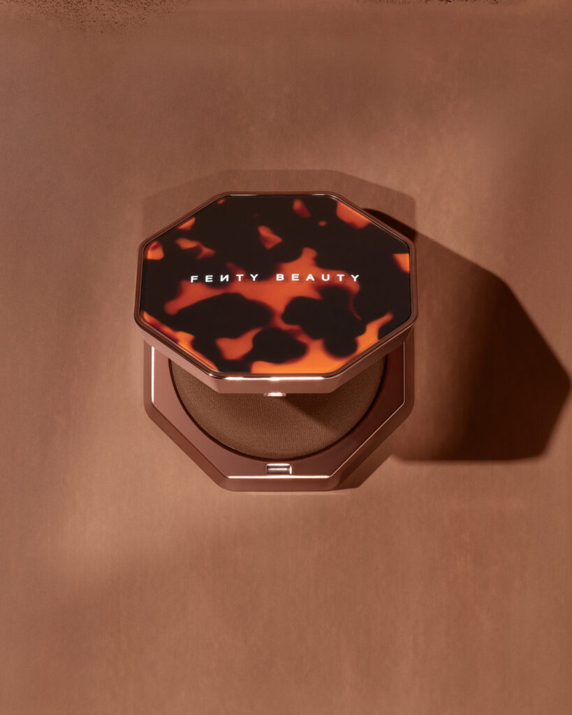 Fenty Beauty explore la texture comme langage avec le Sun Stalk’r Soufflé Pressed Mousse Cream Bronzer 30 FB SPR26 T2PRODUCT EDITORIAL SUNSTALKR SOUFFLE BROWNBUTTR HERO 2000X2500 300DPI