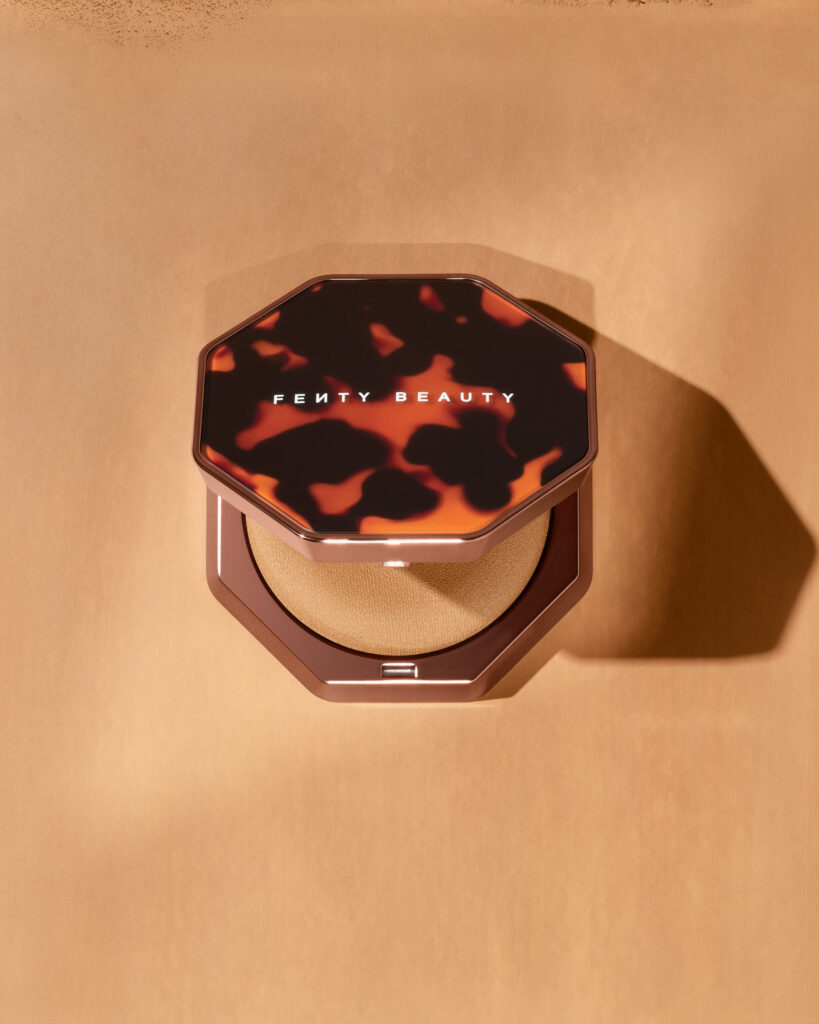 Fenty Beauty explore la texture comme langage avec le Sun Stalk’r Soufflé Pressed Mousse Cream Bronzer 31 FB SPR26 T2PRODUCT EDITORIAL SUNSTALKR SOUFFLE CHURROTWIST HERO 2000X2500 300DPI