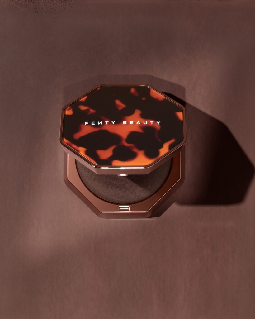 Fenty Beauty explore la texture comme langage avec le Sun Stalk’r Soufflé Pressed Mousse Cream Bronzer 32 FB SPR26 T2PRODUCT EDITORIAL SUNSTALKR SOUFFLE HOTFUDGE HERO 2000X2500 300DPI