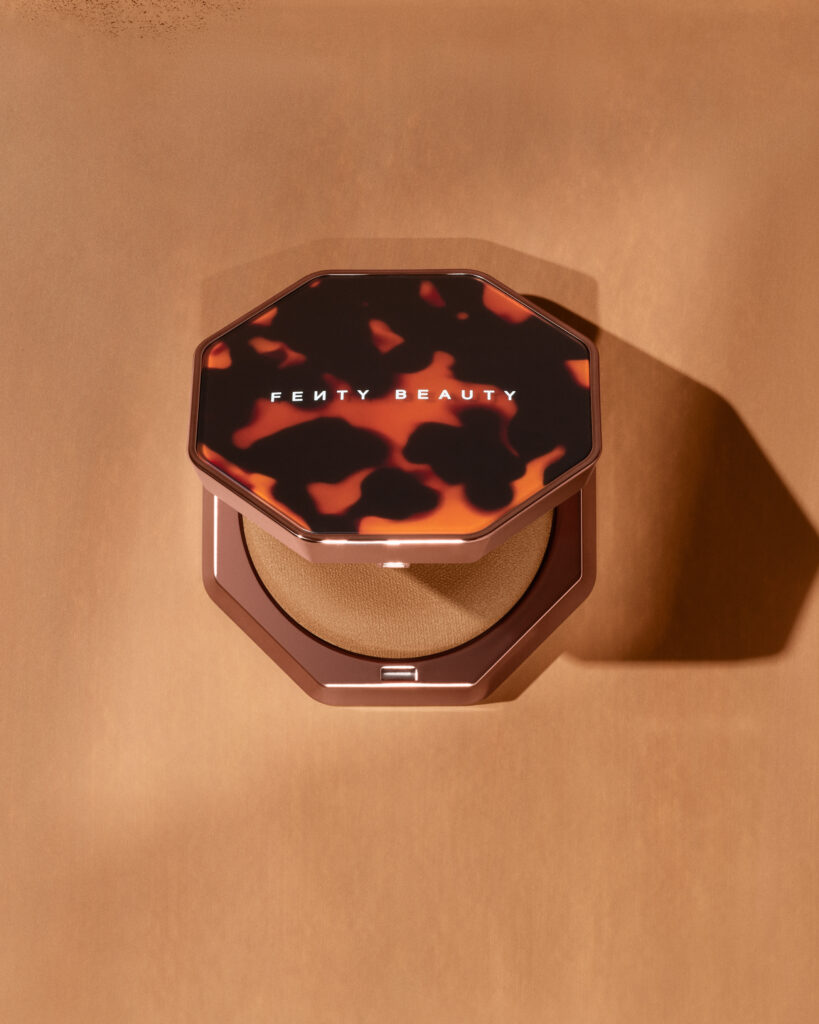 Fenty Beauty explore la texture comme langage avec le Sun Stalk’r Soufflé Pressed Mousse Cream Bronzer 33 FB SPR26 T2PRODUCT EDITORIAL SUNSTALKR SOUFFLE MAPLEGLAZE HERO 2000X2500 300DPI