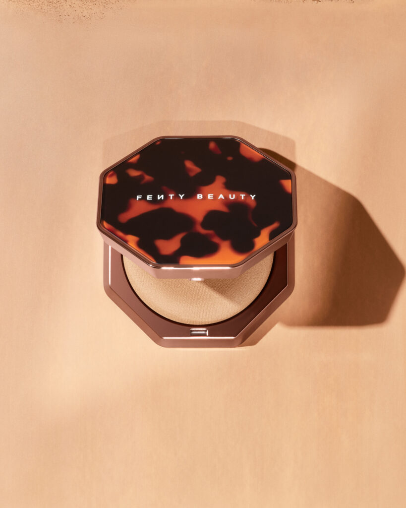 Fenty Beauty explore la texture comme langage avec le Sun Stalk’r Soufflé Pressed Mousse Cream Bronzer 34 FB SPR26 T2PRODUCT EDITORIAL SUNSTALKR SOUFFLE SUGACOOKIE HERO 2000X2500 300DPI
