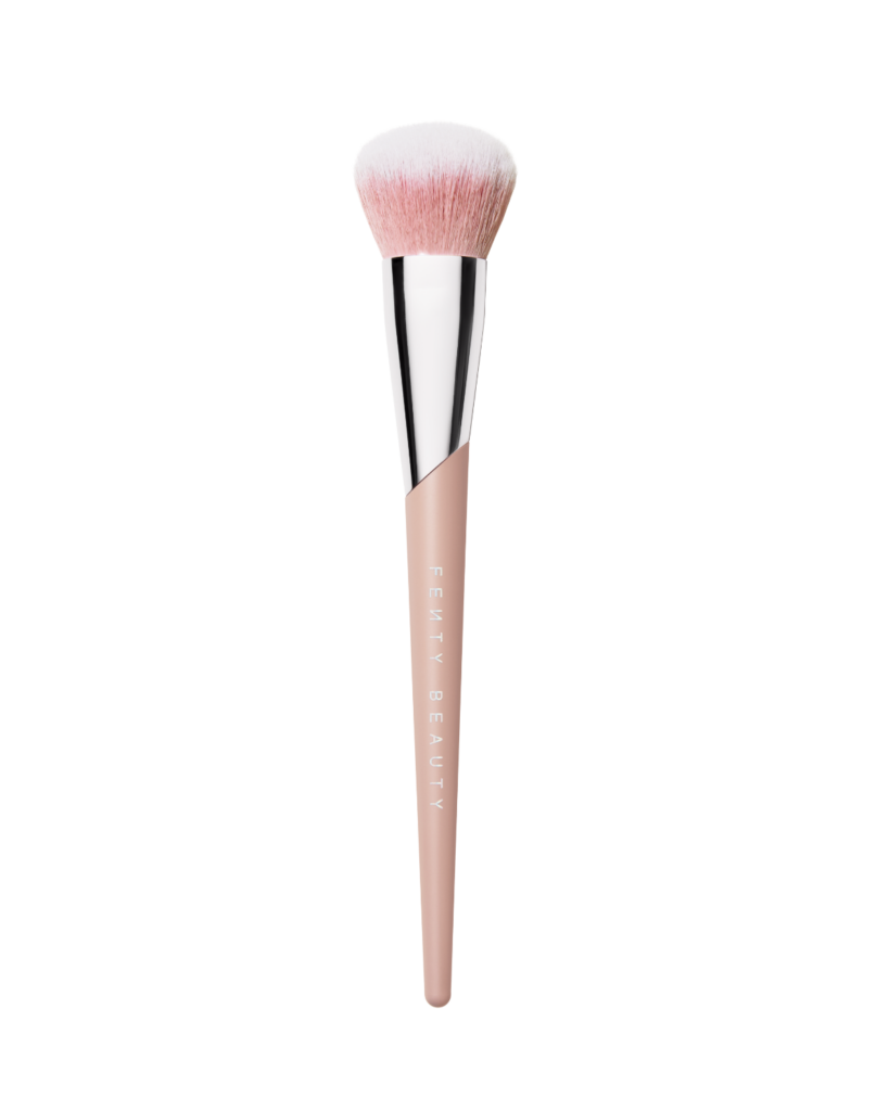 Fenty Beauty explore la texture comme langage avec le Sun Stalk’r Soufflé Pressed Mousse Cream Bronzer 36 FB SPR26 T2PRODUCT SILO SEAMLESS CREAM BLENDING BRUSH 185 1200X1500 72DPI