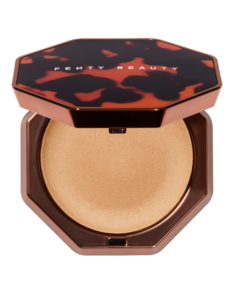 Fenty Beauty explore la texture comme langage avec le Sun Stalk’r Soufflé Pressed Mousse Cream Bronzer 37 FB SPR26 T2PRODUCT SILO SUNSTALKR SOUFFLE BRONZER BISCOTTI 1200X1500 72DPI