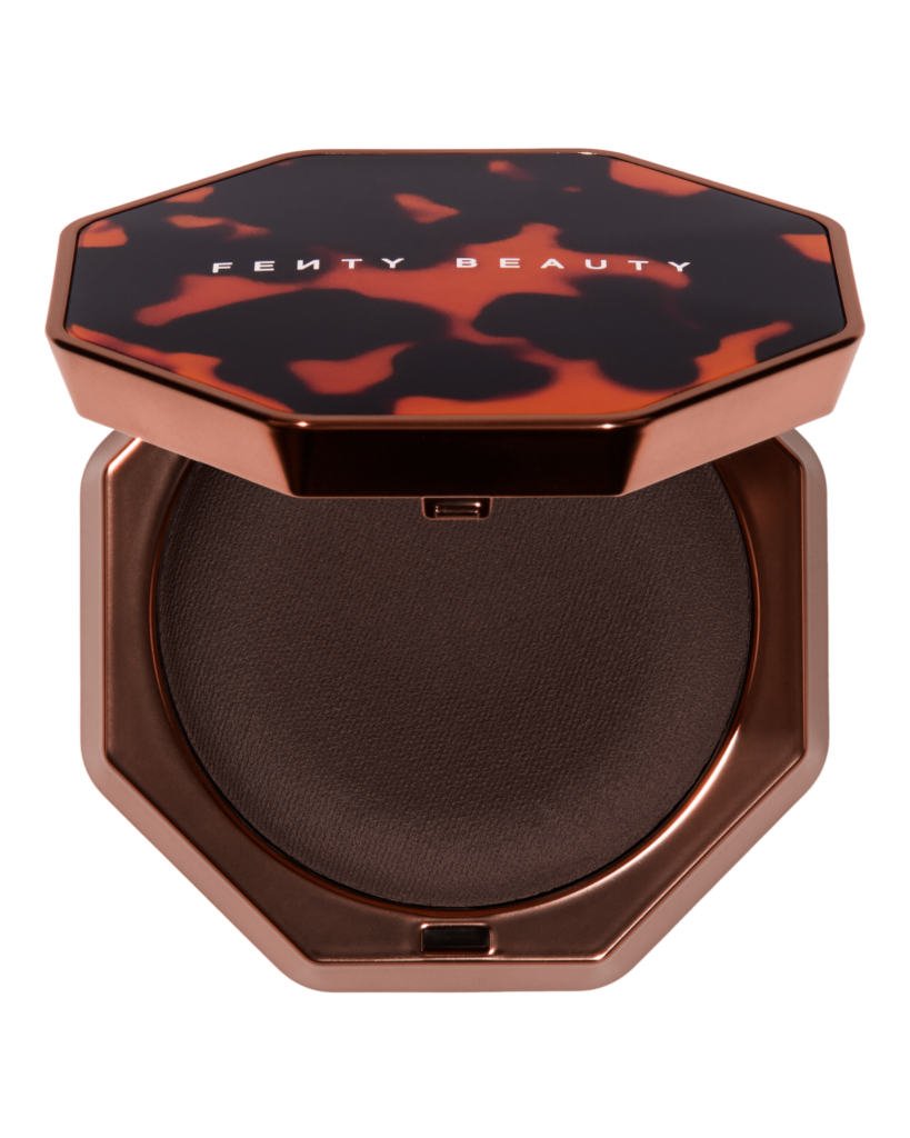 Fenty Beauty explore la texture comme langage avec le Sun Stalk’r Soufflé Pressed Mousse Cream Bronzer 40 FB SPR26 T2PRODUCT SILO SUNSTALKR SOUFFLE BRONZER HOTFUDGE 1200X1500 72DPI