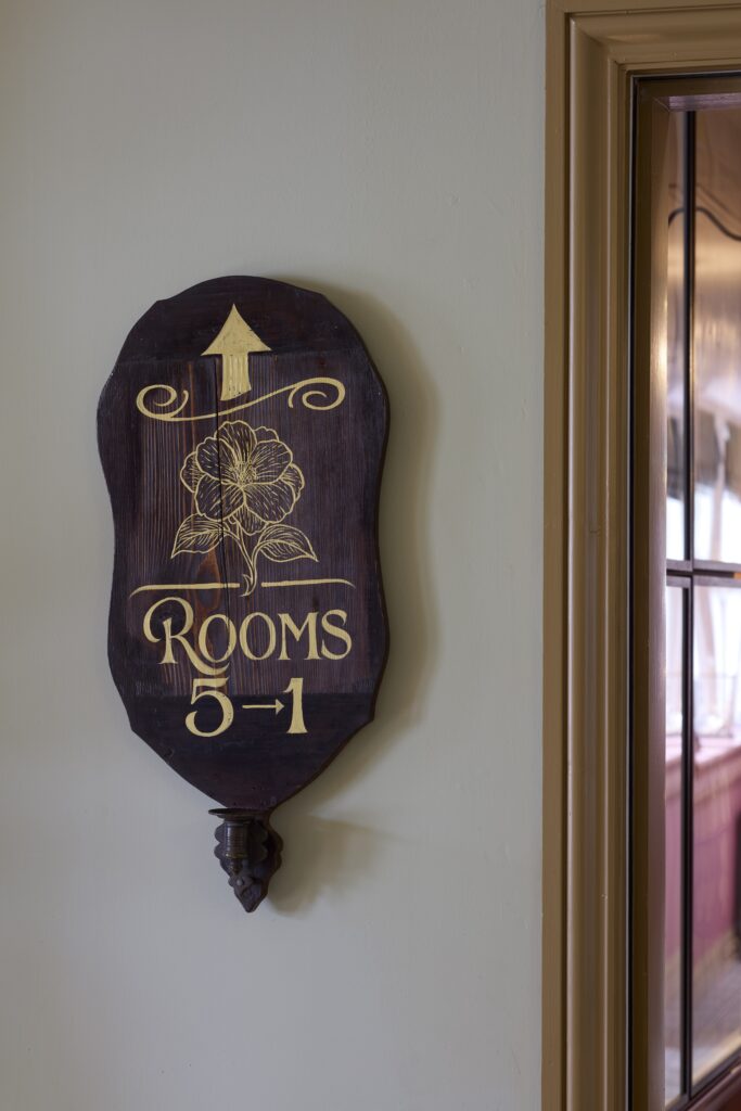 The Fife Arms à Braemar : la chambre que Chanel avait décorée sans le savoir 27 Fife Arms 2026 Interior Secret Room Signage