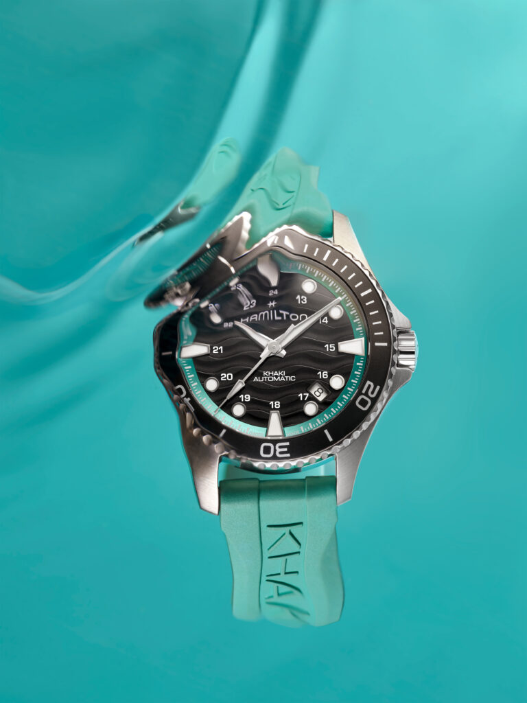 Hamilton affine sa montre-outil maritime avec les nouvelles Khaki Navy Scuba 27 Hamilton Khaki Navy Scuba H82415331 lifestyle 2