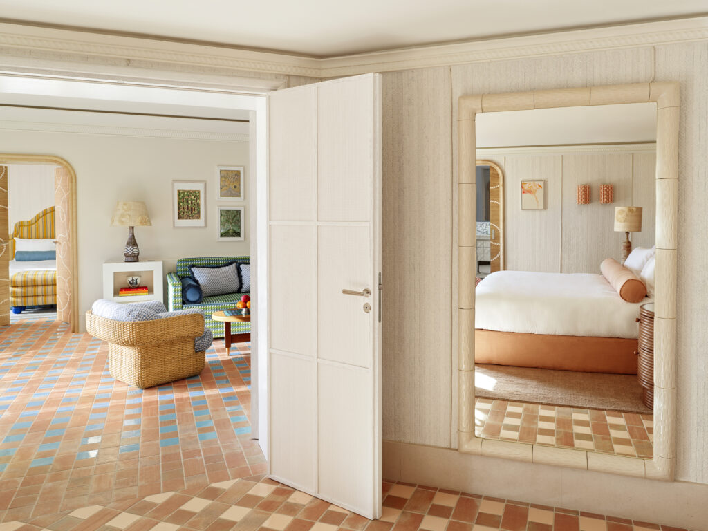Au Byblos Saint-Tropez, Laura Gonzalez réintroduit la Méditerranée comme matière intérieure 25 Hotel Byblos Saint Tropez Chambre Double Deluxe 230 connected ©Stephan Julliard 4