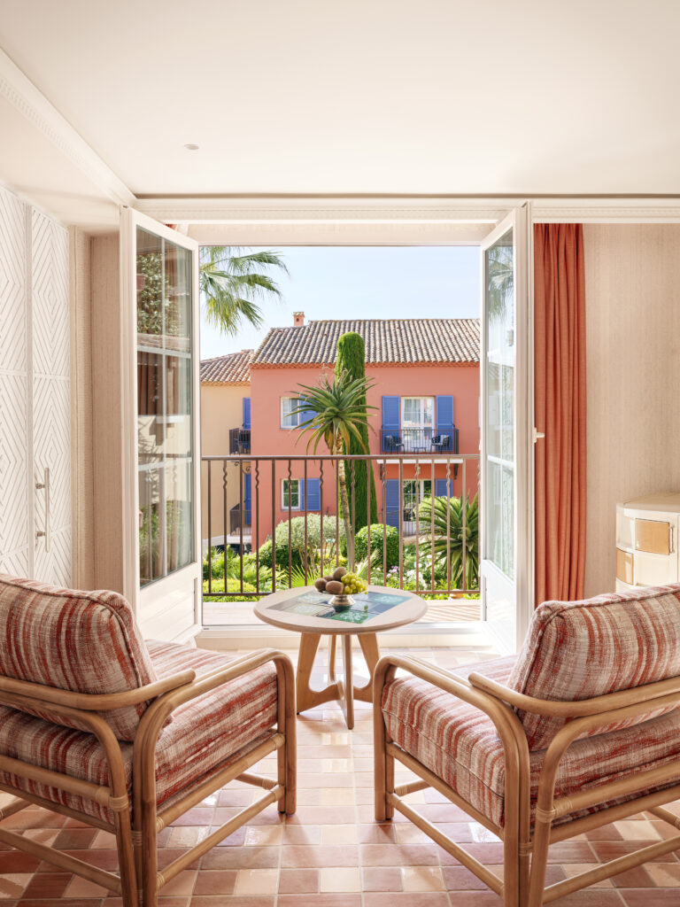 Au Byblos Saint-Tropez, Laura Gonzalez réintroduit la Méditerranée comme matière intérieure 27 Hotel Byblos Saint Tropez Chambre Double Deluxe 230©Stephan Julliard 3