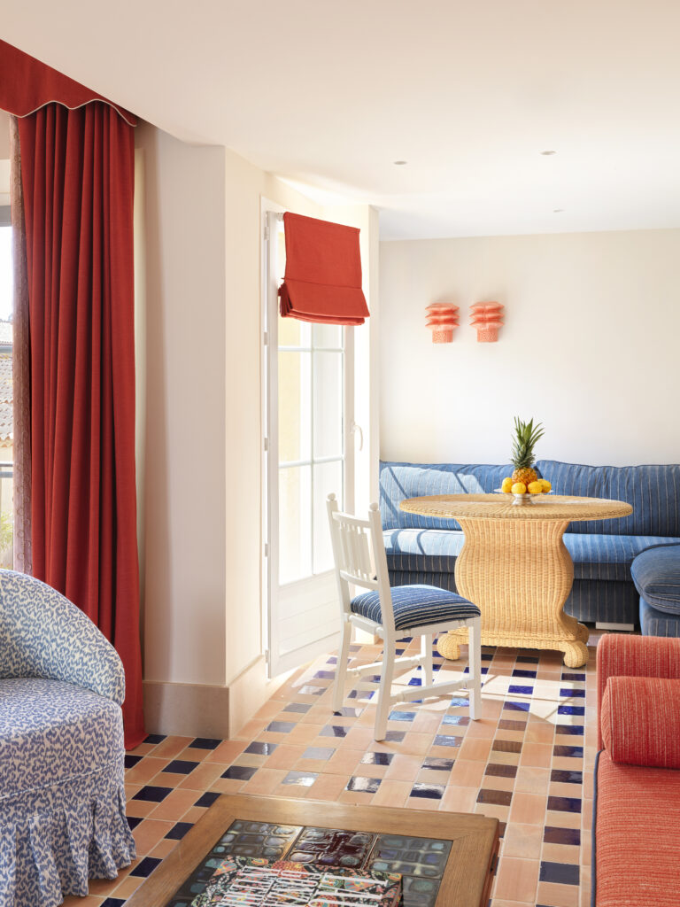Au Byblos Saint-Tropez, Laura Gonzalez réintroduit la Méditerranée comme matière intérieure 39 Hotel Byblos Saint Tropez Suite Duplex 232©Stephan Julliard 3