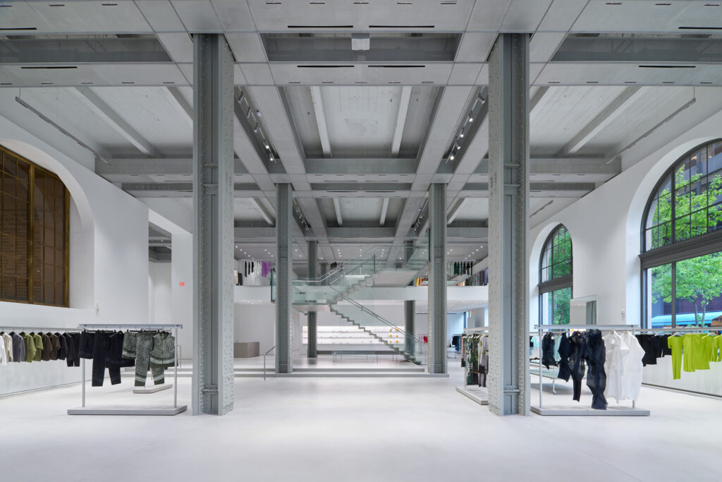 ISSEY MIYAKE au 45 Madison Avenue : le pli comme principe architectural 28 IM NOMAD NY 02