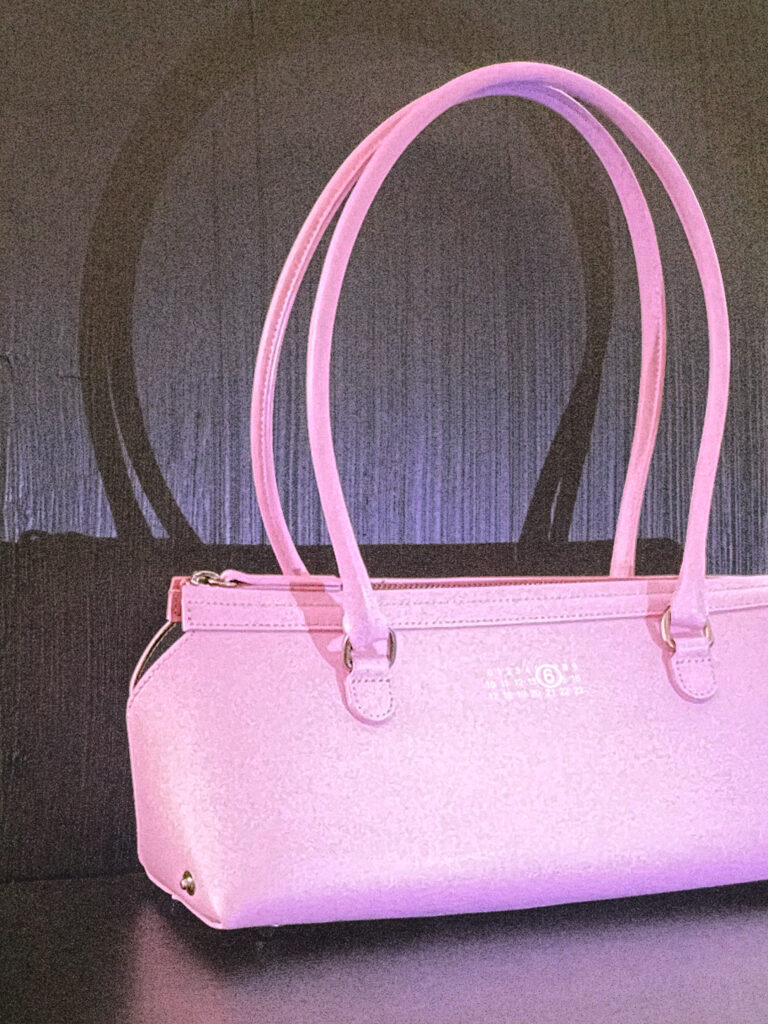 Le Bauletto de MM6 Maison Margiela, ou la géométrie comme seul ornement 32 MM CONTENT BAULETTO 3x4 3