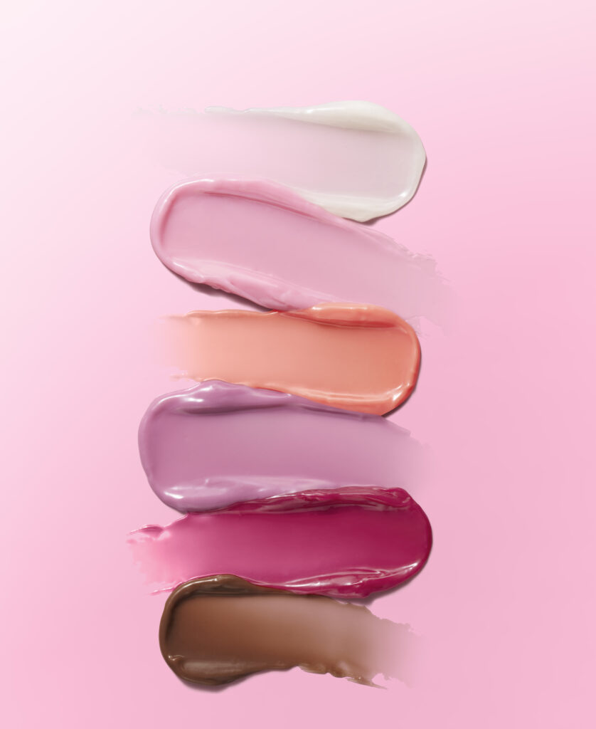Revlon Glimmer Lip Treat Balm + Mask : le maquillage-soin comme nouvel objet de routine 33 RV 1H26 Glimmer LipTreat Balm Mask StillLife BulkGroup 300RGB