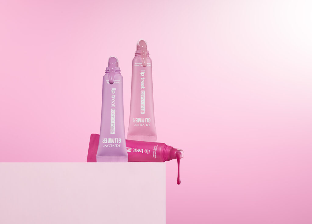 Revlon Glimmer Lip Treat Balm + Mask : le maquillage-soin comme nouvel objet de routine 35 RV 1H26 Glimmer LipTreat Balm Mask StillLife Group Trio 300RGB