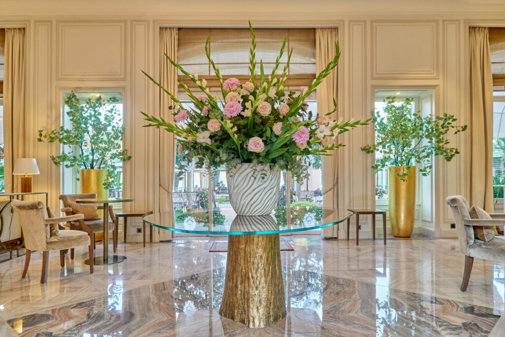 La Réserve de Beaulieu ou la Riviera française au rythme du temps long 33 RdB Details grand salon fleurs
