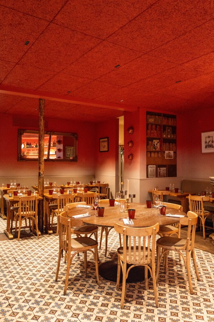 Aux Petits Parisiens, la cave est aussi une cuisine 48 Salle table ronde