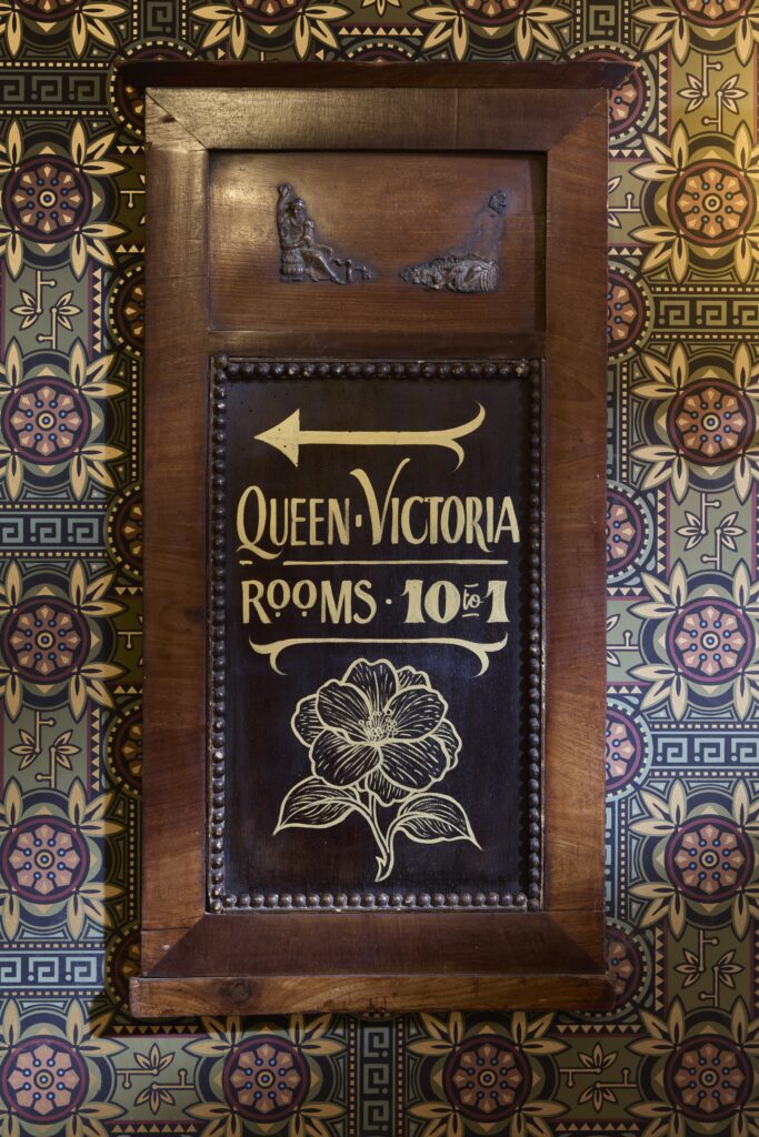 The Fife Arms à Braemar : la chambre que Chanel avait décorée sans le savoir 25 Secret Room signage