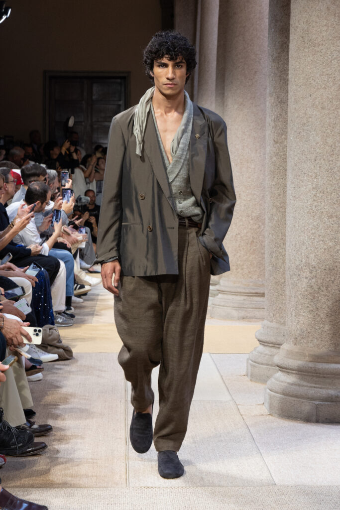Giorgio Armani SS27 : quand le Marché Méditerranéen devient territoire de style 48 006 006