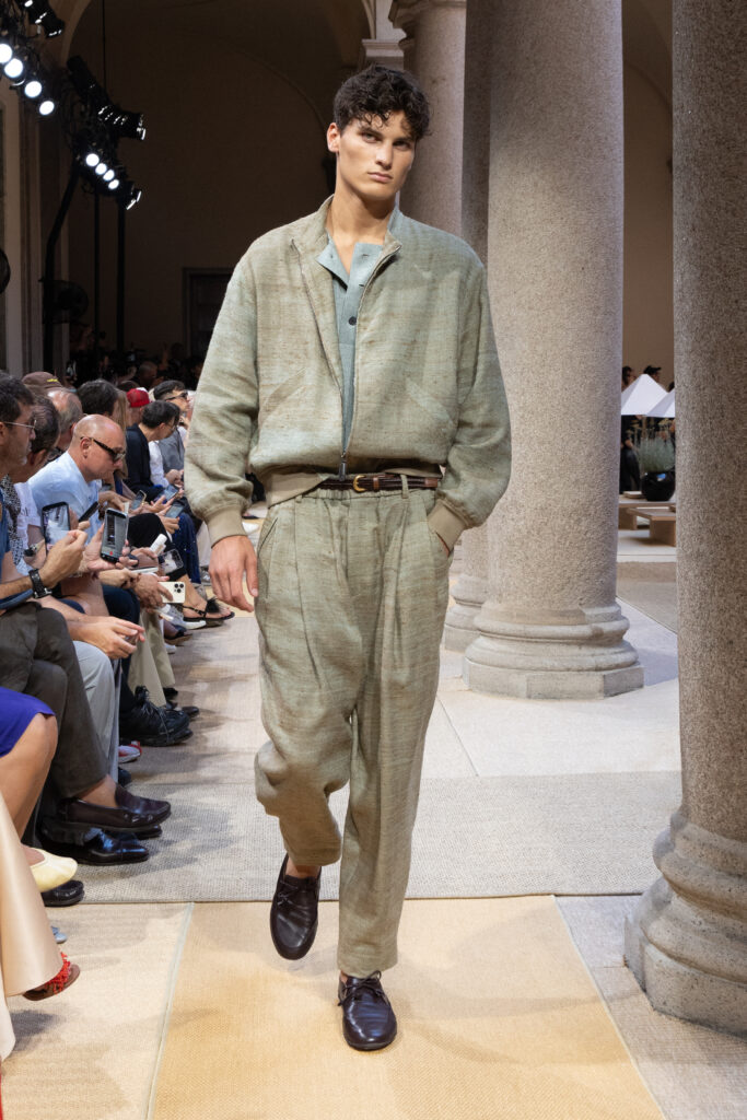 Giorgio Armani SS27 : quand le Marché Méditerranéen devient territoire de style 49 016 016