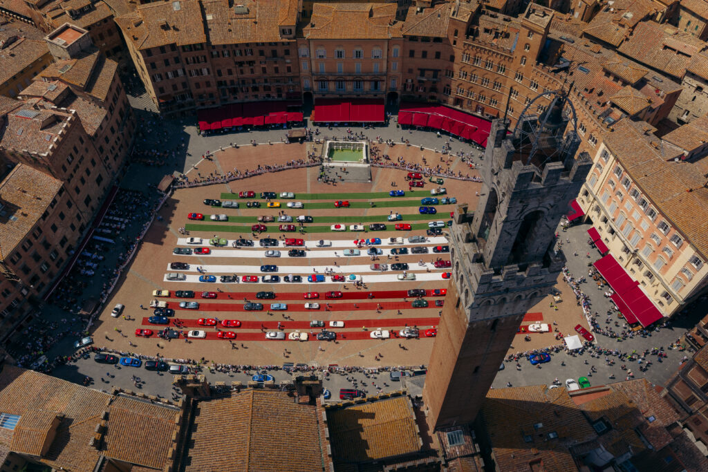 Maserati aux 1000 Miglia 2026 : cent ans de Trident dans les virages de Brescia 27 01 1000 Miglia 2026 Siena Piazza del Campo