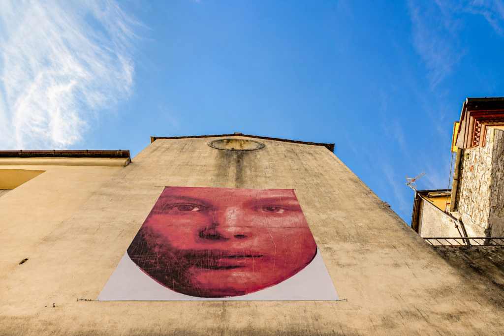 RADDA ARTE : la Toscane devient galerie à ciel ouvert 26 02 Radda Arte Red Painting