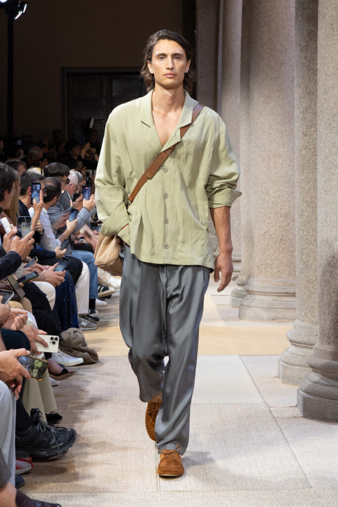 Giorgio Armani SS27 : quand le Marché Méditerranéen devient territoire de style 46 024 024