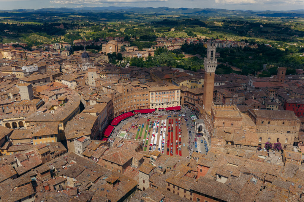 Maserati aux 1000 Miglia 2026 : cent ans de Trident dans les virages de Brescia 33 02 1000 Miglia 2026 Siena Piazza del Campo