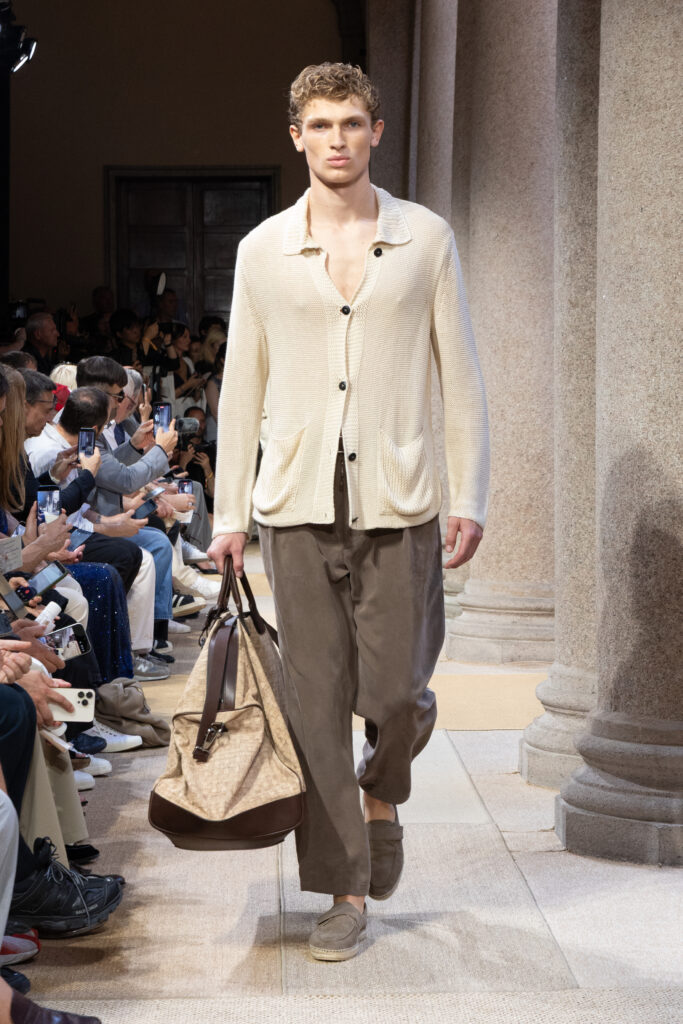 Giorgio Armani SS27 : quand le Marché Méditerranéen devient territoire de style 52 034 034