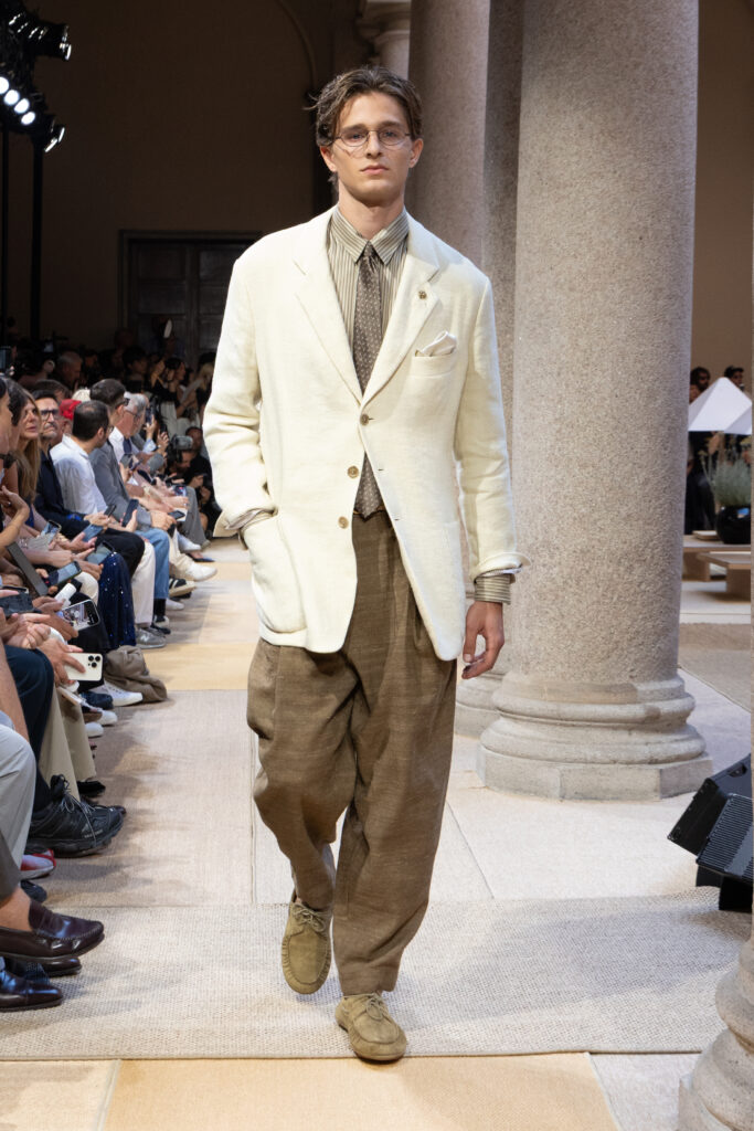 Giorgio Armani SS27 : quand le Marché Méditerranéen devient territoire de style 44 035 035