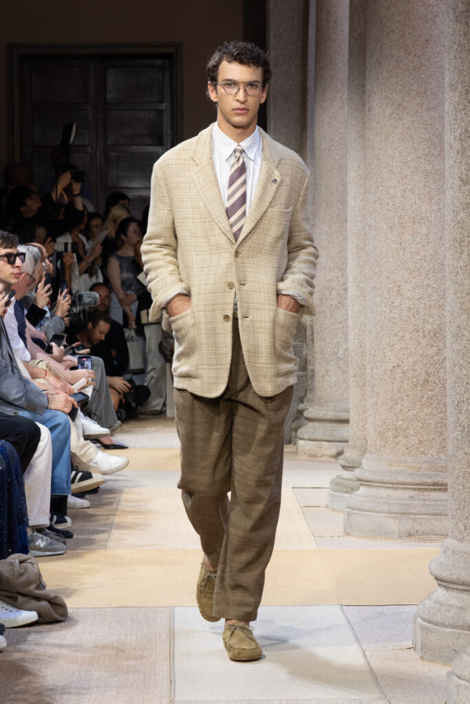 Giorgio Armani SS27 : quand le Marché Méditerranéen devient territoire de style 26 039 039