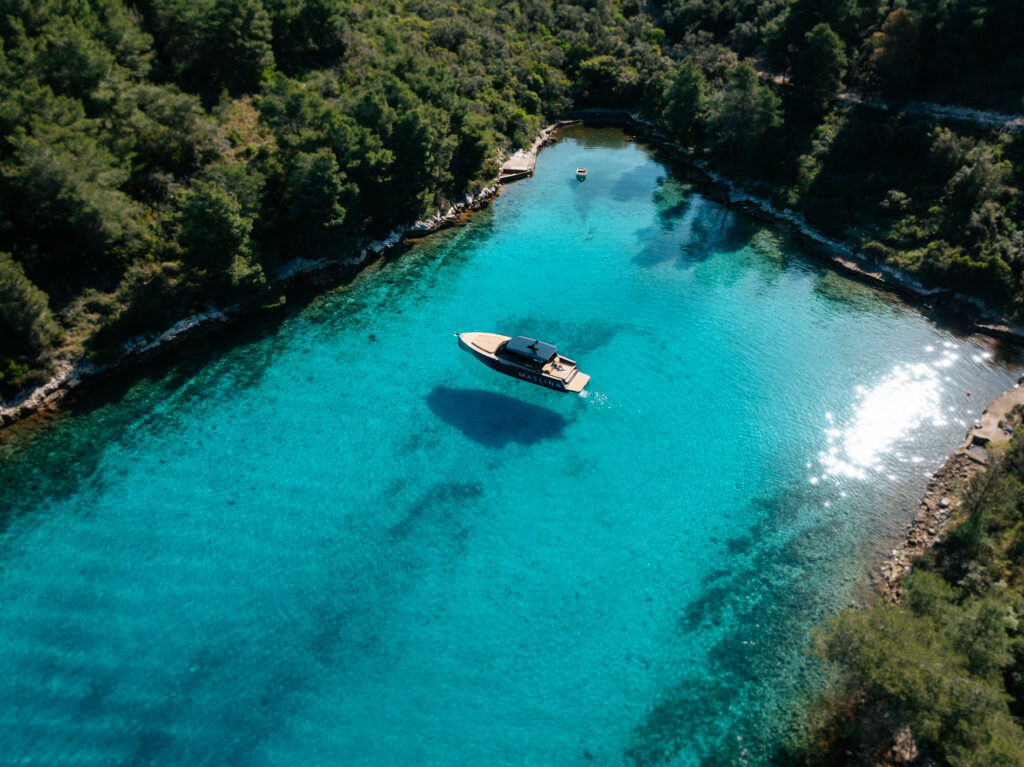 Maslina Resort, Hvar : le luxe qui réunit ce que le monde sépare 26 03 Maslina Resort LIFESTYLE Maslina Boats 2025 Simun Situm