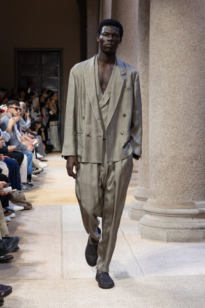 Giorgio Armani SS27 : quand le Marché Méditerranéen devient territoire de style 56 044 044