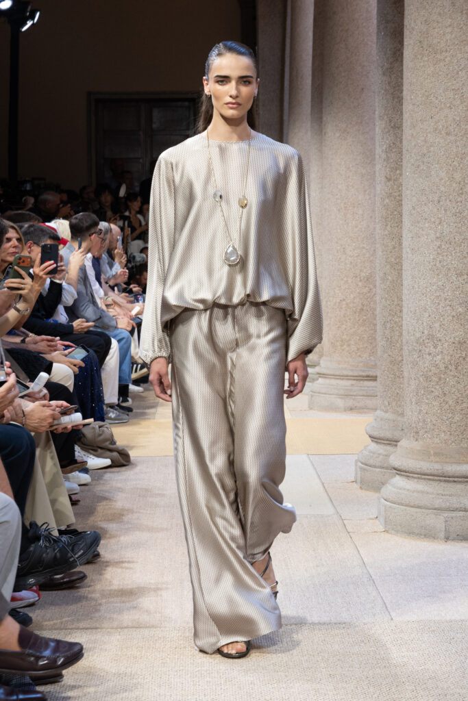 Giorgio Armani SS27 : quand le Marché Méditerranéen devient territoire de style 36 045 045