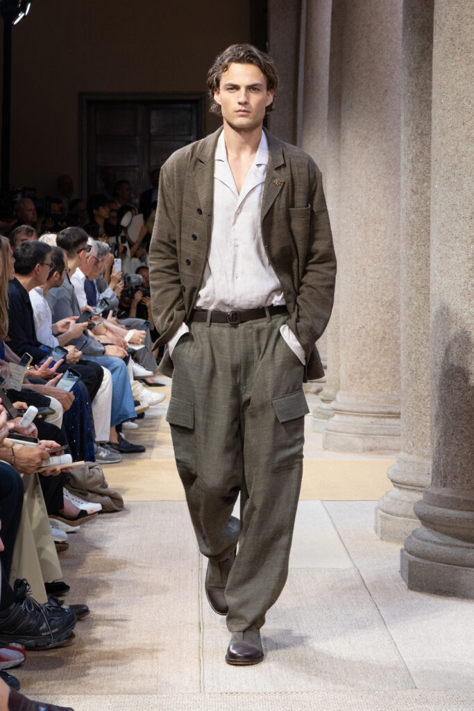 Giorgio Armani SS27 : quand le Marché Méditerranéen devient territoire de style 58 055 055