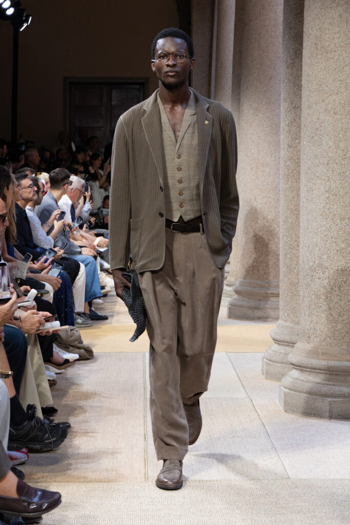 Giorgio Armani SS27 : quand le Marché Méditerranéen devient territoire de style 33 058 058