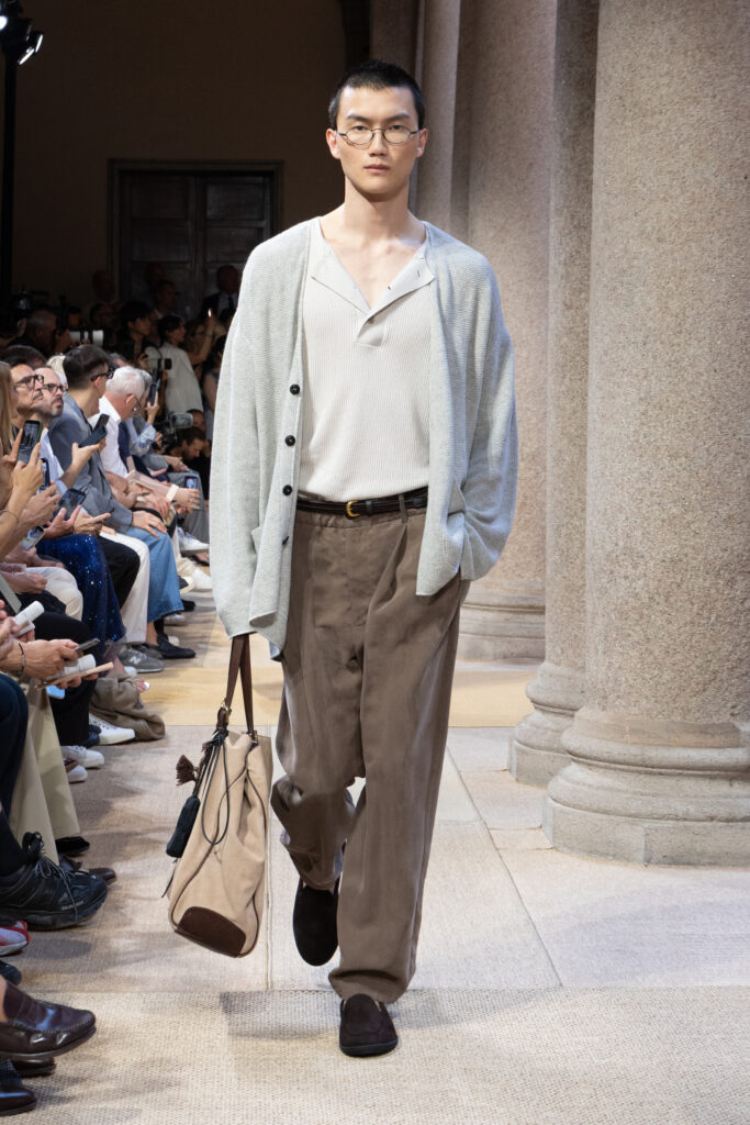 Giorgio Armani SS27 : quand le Marché Méditerranéen devient territoire de style 60 077 077