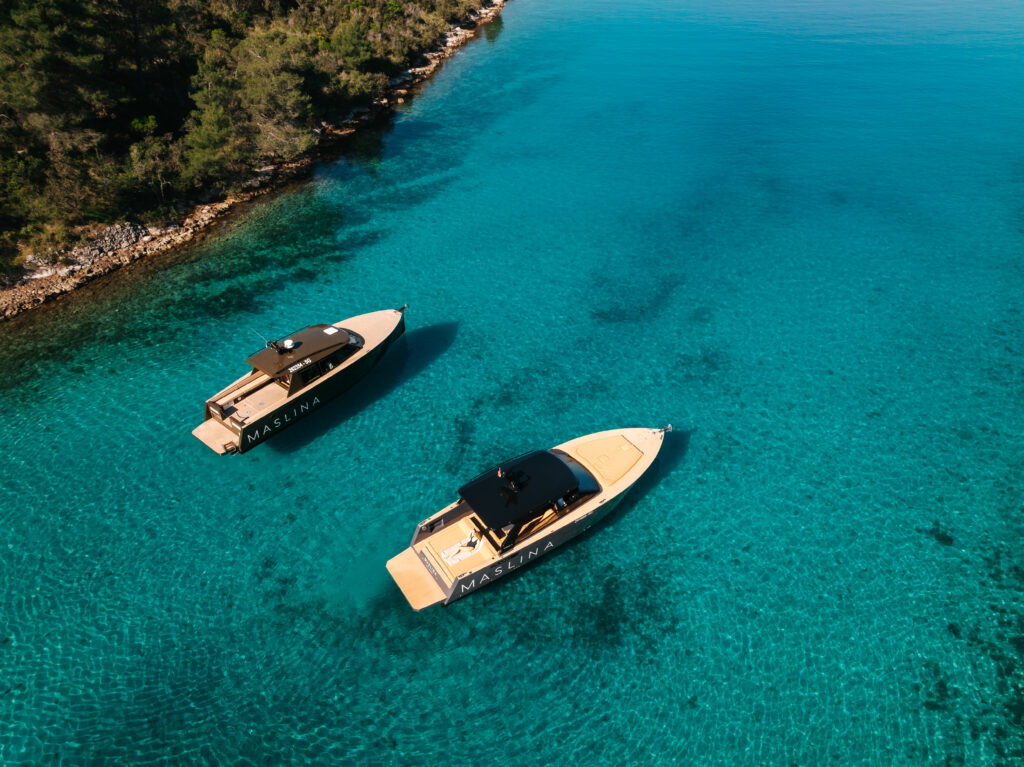 Maslina Resort, Hvar : le luxe qui réunit ce que le monde sépare 28 07 Maslina Resort LIFESTYLE Maslina Boats 2025 Simun Situm