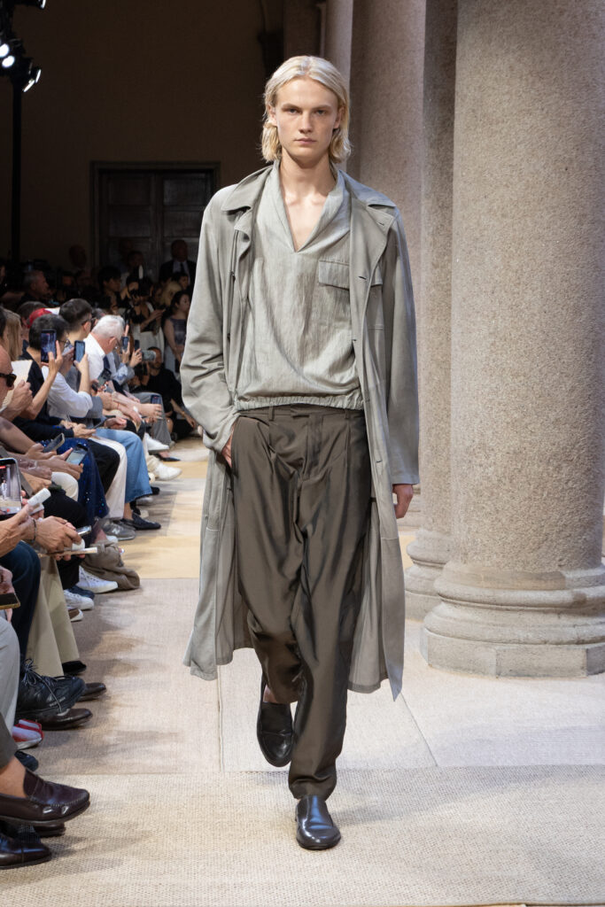 Giorgio Armani SS27 : quand le Marché Méditerranéen devient territoire de style 42 087 087