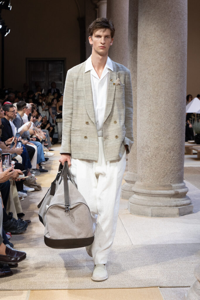 Giorgio Armani SS27 : quand le Marché Méditerranéen devient territoire de style 67 097 097