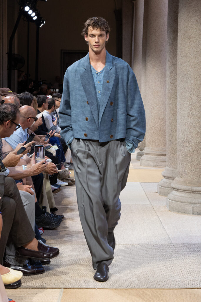 Giorgio Armani SS27 : quand le Marché Méditerranéen devient territoire de style 41 106 106
