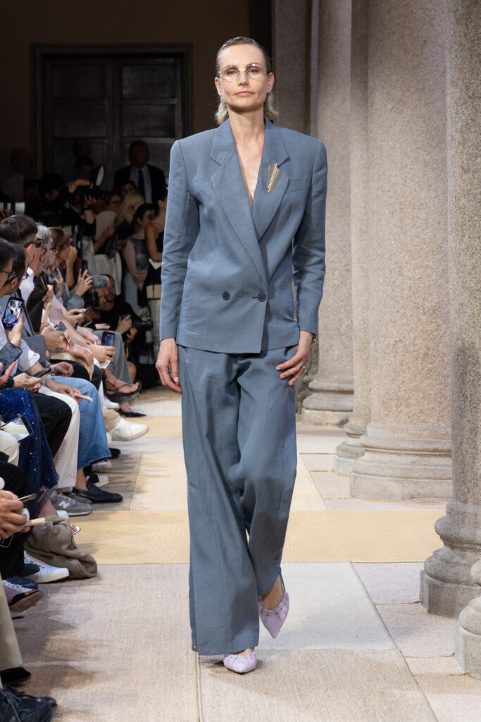 Giorgio Armani SS27 : quand le Marché Méditerranéen devient territoire de style 69 107 107